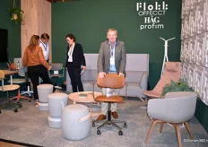 Salesmanager Hans Luijf van Flokk, dat tijdens DD22 de nieuwe (home) office bureaustoel HÅG Tion en het soft seating programma van het nieuwste merk Profim presenteerde.